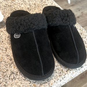 Bear paw slippers by PAWZ good condition. Sz 10 ladies .